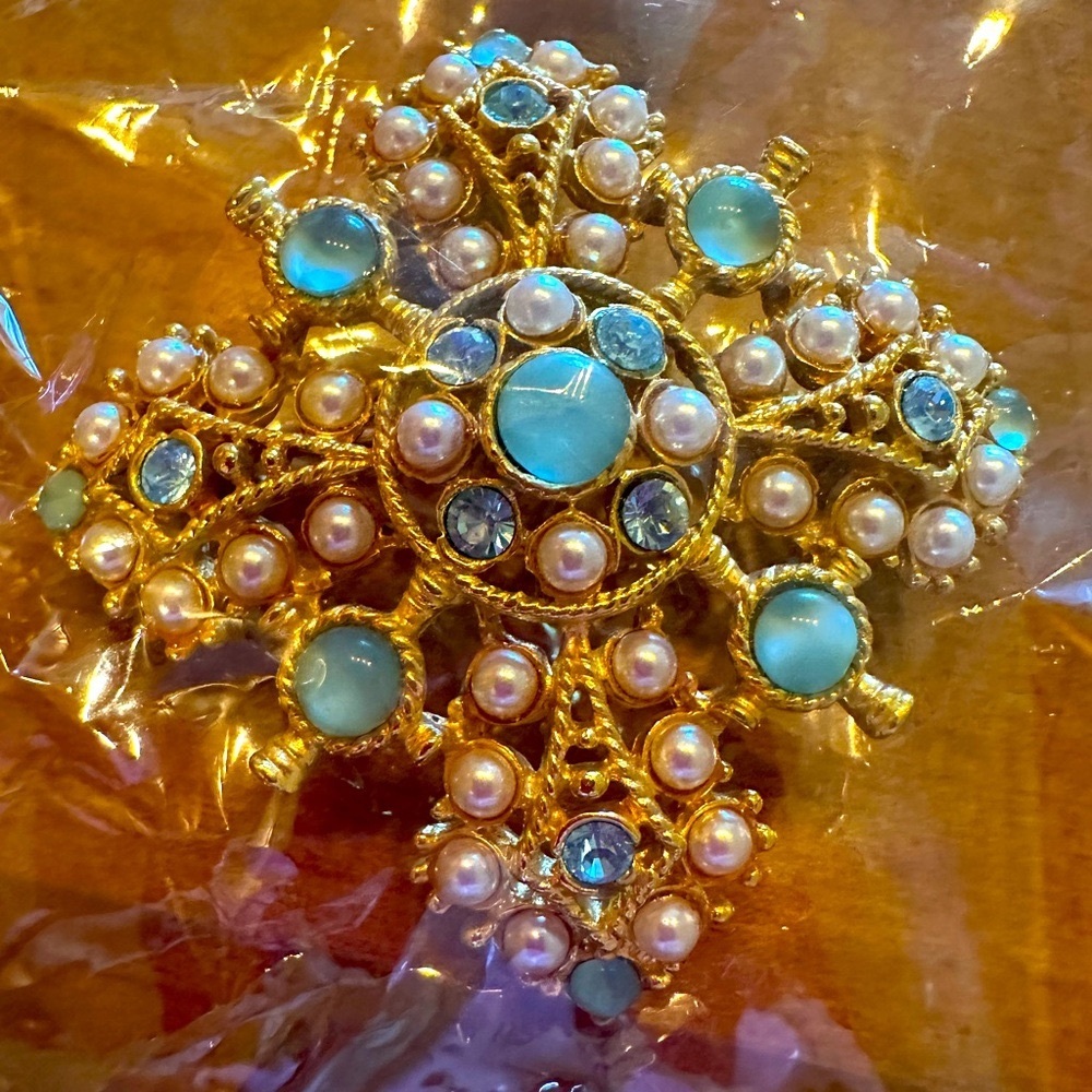 Vintage Brooch Pearl and Mint Stone in Gold Ornate Setting. Pin Back NWOT